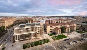 Vista aérea de la Facultad de Filosofía y Letras con su nueva ampliación y el entorno urbano de Zaragoza