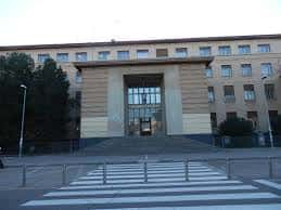 Fachada principal de la Facultad de Filosofía y Letras con entrada central y escalinata