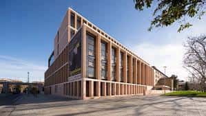 Ángulo exterior del edificio de la Facultad con diseño arquitectónico contemporáneo y cielo despejado