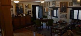 Interior de la sala de exposiciones de la Fundación Alvargonzález con retratos y mobiliario clásico
