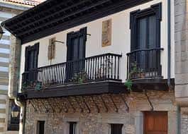 Detalle arquitectónico del balcón principal del Palacio Alvargonzález con rejería y elementos decorativos