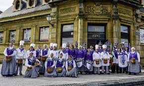 Grupo de participantes de la Tamborrada frente a la Sociedad Fotográfica de Gipuzkoa
