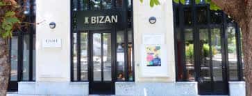 Fachada principal del centro cultural BIZAN San Prudencio con entrada y señalización