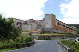 Vista exterior del Monasterio de Santa María la Real de Oseira desde la carretera