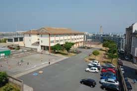 Vista aérea del CEIP Víctor López Seoane mostrando el edificio principal y el patio exterior