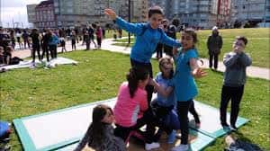 Alumnos participando en una actividad deportiva al aire libre en el patio del colegio