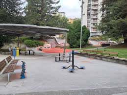 Zona de gimnasio al aire libre con equipamiento deportivo