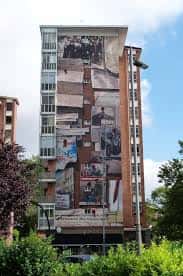 Mural conmemorativo en la fachada de un edificio en el barrio de Zaramaga