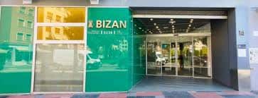 Entrada principal del centro BIZAN con fachada moderna y letrero verde