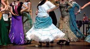 Grupo de bailarines en el escenario durante una actuación de Danzan-do