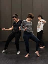 Clase de danza contemporánea en el estudio de Danzan-do