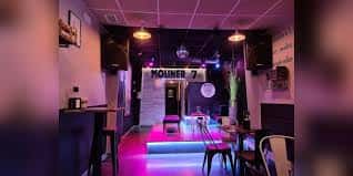 Interior de la Sala Moliner 7 con iluminación de colores y escenario