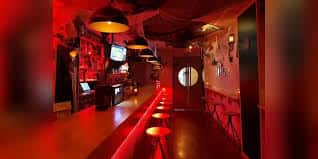 Bar interior de la Sala Moliner 7 con iluminación roja