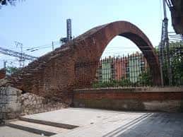 Vista exterior del Arco de Ladrillo en Valladolid con cielo despejado
