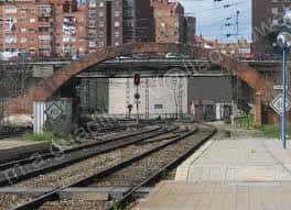 Arco de Ladrillo visto desde las vías del tren con edificios al fondo