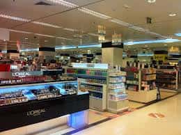 Interior del centro comercial con sección de cosméticos y perfumería