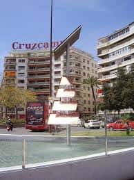 Plaza de Cuba con fuente solar y autobús turístico en primer plano