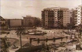 Vista histórica de la Plaza de Cuba con palmeras y edificios circundantes