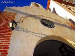 Detalle del frontón y linterna de la Capilla de la Piedad bajo luz solar directa