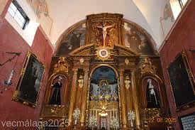 Altar mayor barroco con retablo dorado y crucifijo central