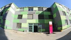Fachada principal del IES Leopoldo Cano con diseño de paneles verdes y grises