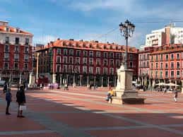 Vista general de la Plaza Mayor de Valladolid con edificios rojos y farola central