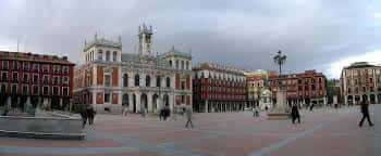 Panorámica de la Plaza Mayor de Valladolid con el Ayuntamiento y personas caminando