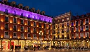 Plaza Mayor de Valladolid iluminada por la noche con luces decorativas en los edificios