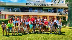 Grupo de estudiantes y profesores posando frente a la Escuela de Cine y TV en Santander