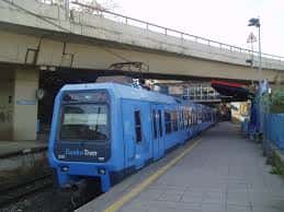 Vista exterior de la Estación de Herrera con el tren Euskotren azul en la plataforma