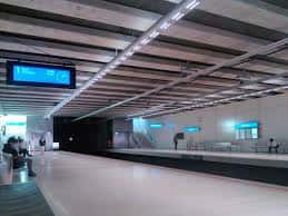 Interior de la estación mostrando la plataforma y el techo con vigas metálicas