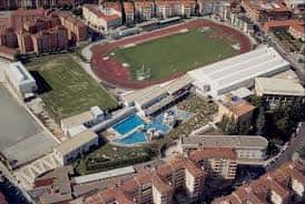 Vista aérea del Estadio Larrabide mostrando la pista de atletismo y las gradas