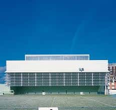 Fachada moderna del pabellón cubierto del Estadio Larrabide bajo cielo despejado
