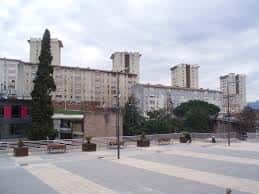 Vista panorámica de la Plaza Ugarte en Bilbao con edificios residenciales al fondo