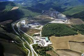 Vista aérea del vertedero de Gardelegi y sus instalaciones en el valle
