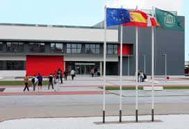 Vista exterior del campus UEMC con banderas de la UE, España y Castilla y León