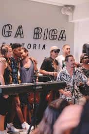 Grupo de personas disfrutando de música en vivo en el interior del Brewpub Baga Biga Faktoria