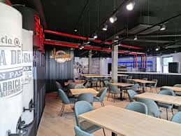 Interior del Bar Campus con mesas y sillas en un ambiente moderno