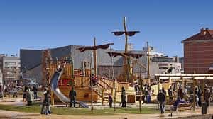 Vista general del Parque del Galeón Pirata Akua con niños jugando en la estructura de madera