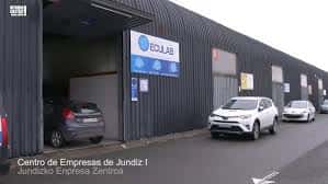 Vista exterior del Centro de Empresas de Jundiz con vehículos estacionados