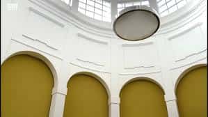 Interior del Centro de Empresas de Jundiz con arcos y cúpula