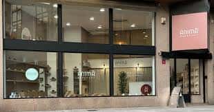 Fachada exterior de la tienda Ánima Barefoot en Vigo con escaparate amplio