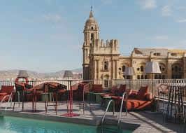 Terraza con piscina y vistas a la Catedral de Málaga