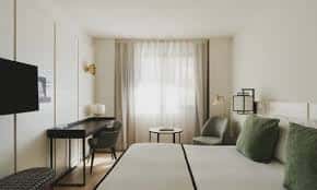 Habitación con escritorio y zona de descanso