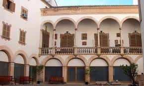 Patio interior del Museu de Mallorca con arcos de piedra y balcones tradicionales
