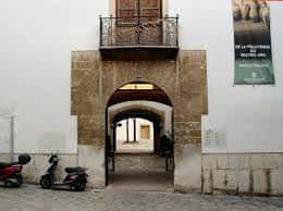 Entrada principal del Museu de Mallorca con arco de piedra y balcón superior