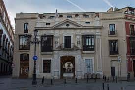 Fachada principal de la Real Casa de la Moneda en Sevilla con arquitectura neoclásica
