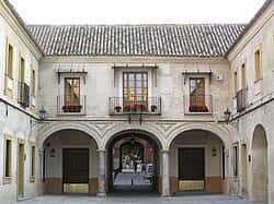 Vista del patio central con balcones y detalles arquitectónicos históricos