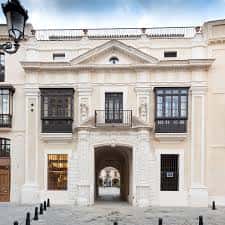 Entrada monumental de la Real Casa de la Moneda con portada del siglo XVIII