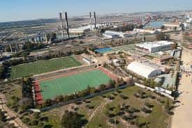 Vista aérea del Complejo Deportivo Los Bermejales con pistas deportivas y entorno natural